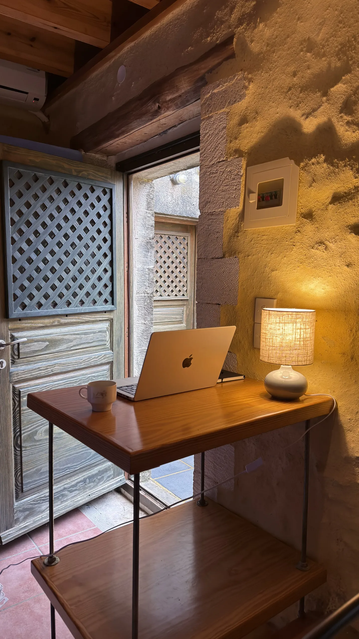 1m standing desk for ergonomic remote work